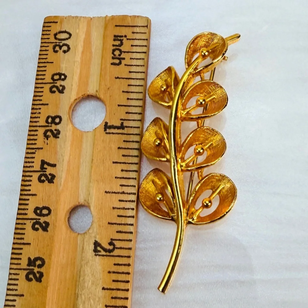 Elegant Vintage Goldtone Leaf Brooch